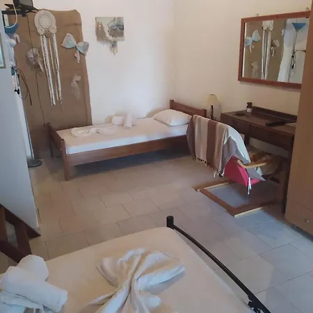 Charming Seafront Studio Seaside Serenade